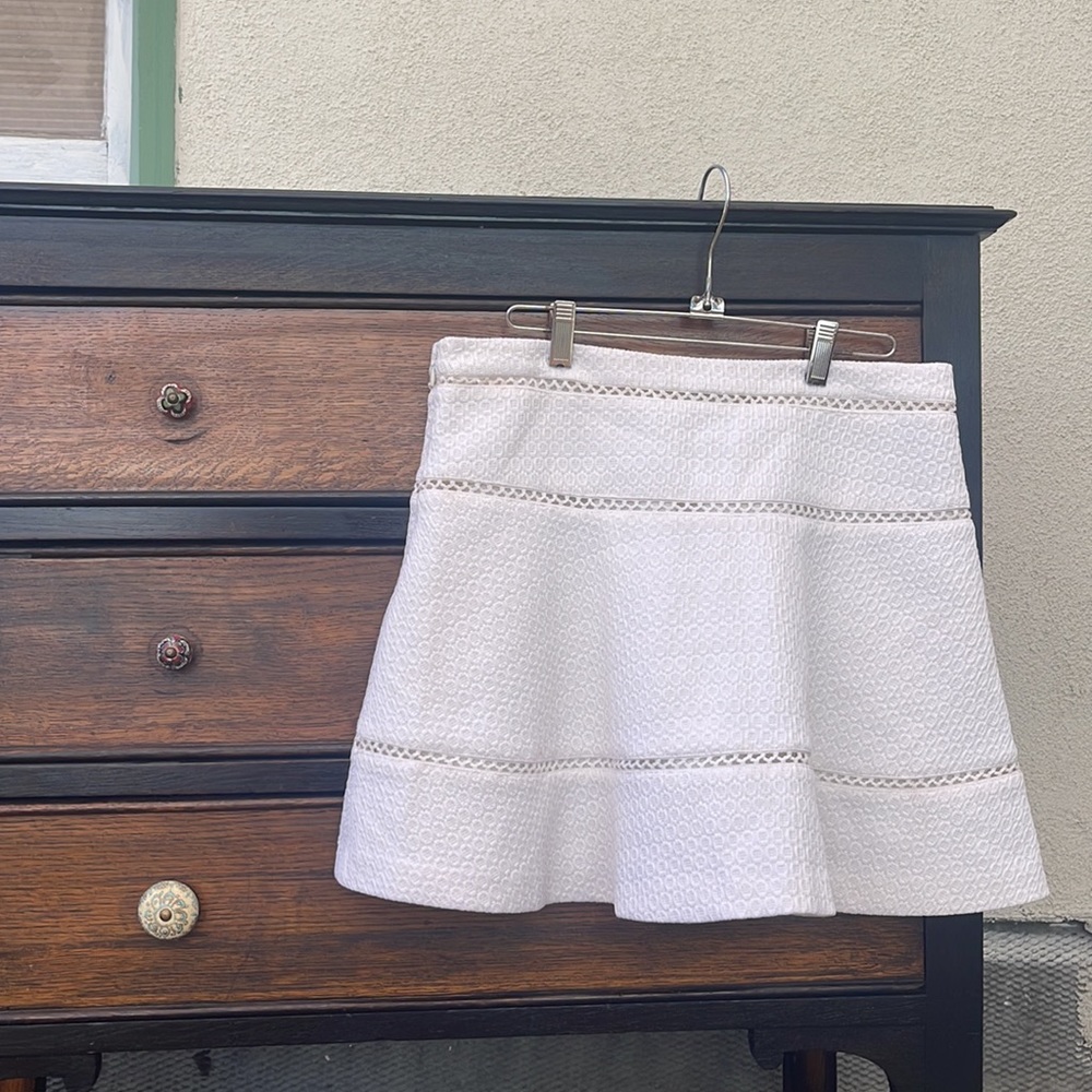 Flirt in Style In a white Jacquard lined with a little flare size 6 mini skirt